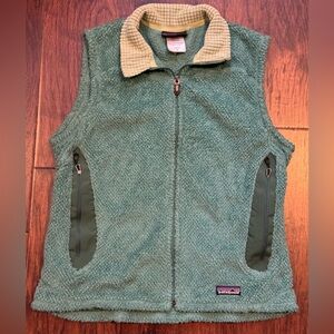 Patagonia Women's R2 fleece Vest - Medium in Laurel Green